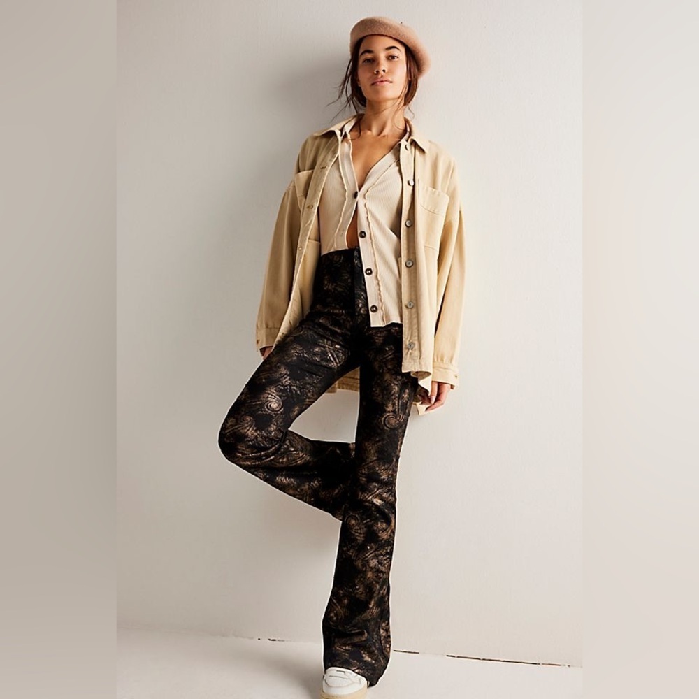 FREE PEOPLE x We The Free - Jayde Metallic Flare
Jeans size 25 NEW with Tag